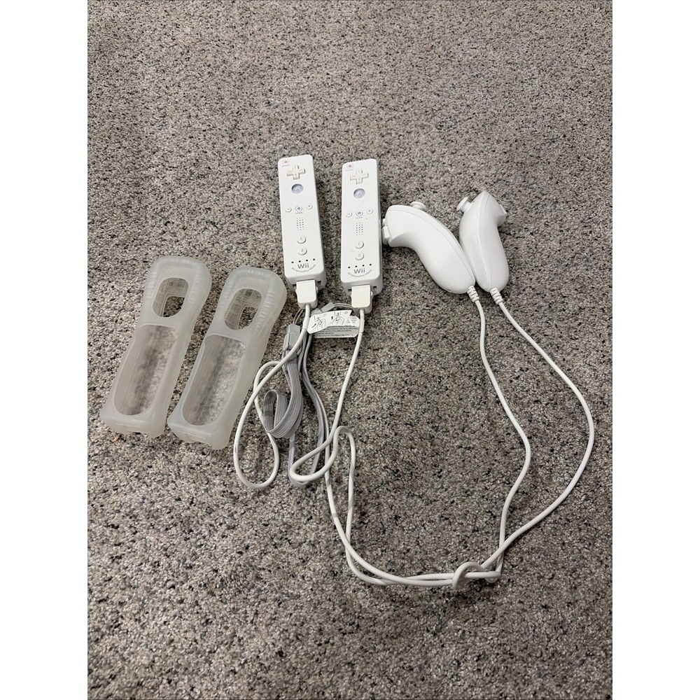 Nintendo Wii Pair of 2 Remotes, Soft Cover, Nunchucks OEM Tested